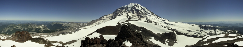 Gipfelpanorama auf Observation Rock (2549m) mit Blick auf den benachbarten Mt. Rainier (4359m); am linken Rand des Panoramas sieht man Echo Rock (2399m) mit dem Glacier Peak (3213m) in der Horizontlinie, Mt. Rainier NP, Washington