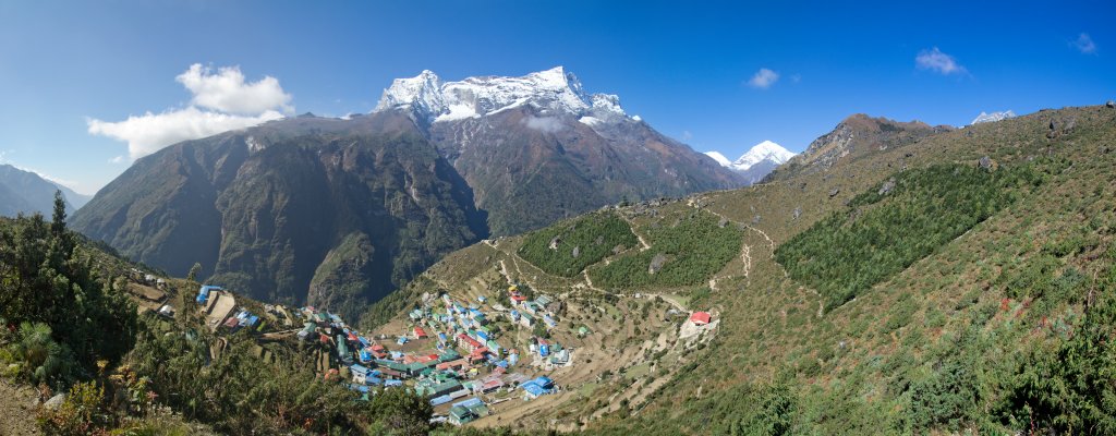 Blick über Namche Bazar und das Massiv des Kongde mit den Gipfeln Nupla (5885m), Shar (6093m), Lho (6186m) und Nup (6035m), Nepal, Oktober 2011.