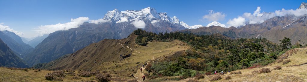Blick auf das Kongde-Massiv auf dem Weg von Syangboche nach Khumjung, Nepal, Oktober 2011.
