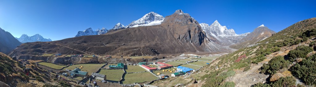 Blick auf die Yeti-Lodge in Machhermo mit Kangtega, Thamserku, Phuletate, Teningbo und Kyajo Ri, Nepal, Oktober 2011.