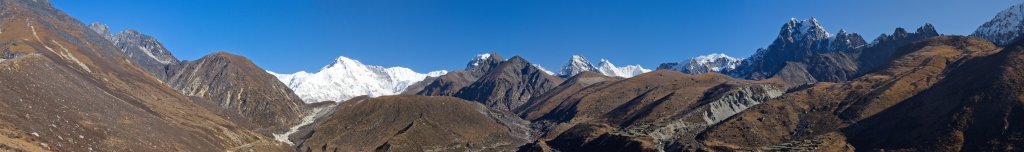 Blick von Machhermo in das Tal des Ngozumba Glacier, zum Cho Oyu (8201m) und Cholo (6089m), Nepal, Oktober 2011.