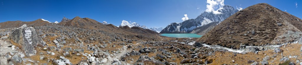 Panorama am 2. Gokyo-See (Taboche Tsho, 4740m) mit Blick auf Pharilapche, Chadoten, Cholatse und Arakam Tse, Nepal, Oktober 2011.