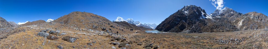 360-Grad-Panorama am 1. Gokyo-See (Longponba, 4710m) mit Blick auf Cho Oyu, Arakam Tse und Cholatse, Kangtega und Thamserku sowie Chadoten und Pharilapche, Nepal, Oktober 2011.