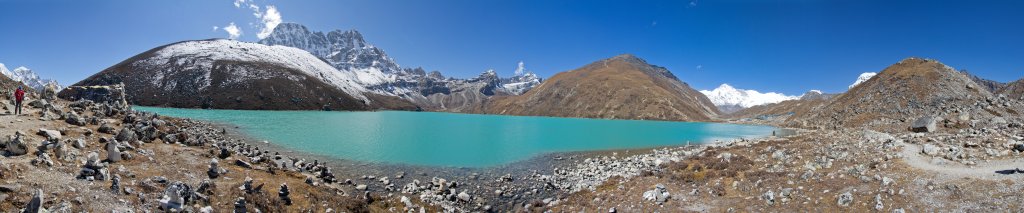 Panorama am 3. Gokyo-See (Dudh Pokhari, 4750m) mit Cholatse, Pharilapche, Renjo La, Gokyo Ri und Cho Oyu, Nepal, Oktober 2011.