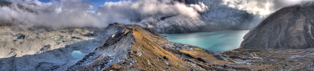 Auf der Randmoräne des Ngozumpa-Gletschers oberhalb der Gokyo-Lodges und des 3. Gokyo-Sees (Dudh Pokhari, 4750m), Nepal, Oktober 2011.