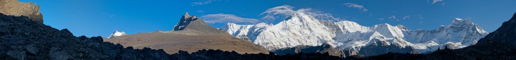 Blick auf Cho Oyu (8201m), die drei Ngozumpa Kang's I-III und der Gyachung Kang (7952m), davor der 