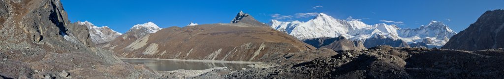 Panorama am 4. Gokyo-See (Thonak Tsho, 4870m) mit Cho Oyu, Ngozumpa Tse, Ngozumpa Kang I-III und Gyachung Kang, Nepal, Oktober 2011.