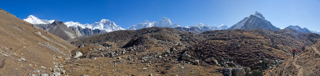 Auf dem Weg zum 5. Gokyo-See (Ngozumpa Tsho, 4990m) - Cho Oyu (8201m), Ngozumpa Tse (5553m), Ngozumpa Kang I-III (7916m / 7743m / 7681m), Gyachung Kang (7952m), Chakung (7029m), Everest (8848m), Cholo (6089m) und Kangchung Peak (6103m), Nepal, Oktober 2011.