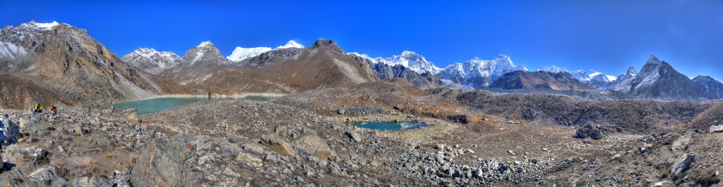 Auf der Randmoräne am 5. Gokyo-See (Ngozumpa Tsho, 4990m) - Sumna, Thonak, Cho Oyu, Ngozumpa Tse, Gyachung Kang, Chakung, Chumbu, Everest, Nuptse, Nirekha Peak, Kangchung Peak und Chola, Nepal, Oktober 2011.