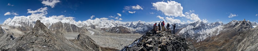 360-Grad-Panorama am Gipfel des Ngozumpa Tse (5553m) mit Blick auf die Südwand des Cho Oyu (8201m) und die breite Gletscherzunge des Ngozumpa Glacier, Nepal, Oktober 2011.