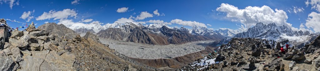 Ostseitiger Blick vom Gipfel des Gokyo Peak (5360m) auf den Ngozumpa Gletscher, den 1.-3. Gokyo-See, Gyachung Kang, Chakung, Cholo, Kangchung Peak, Pumori, Everest, Nuptse, Makalu, Arakam Tse, Cholatse, Kangtega, Thamserku, Pharilapche und Renjo La (5430m), Nepal, Oktober 2011.