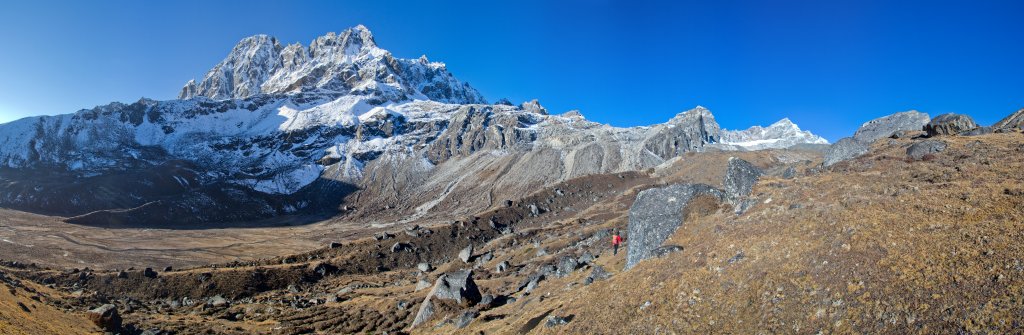 Aufstieg von Gokyo (4800m) zum Renjo La (5430m) mit Blick auf Pharilapche (6017m)) und Henjola (5925m), Nepal, Oktober 2011.