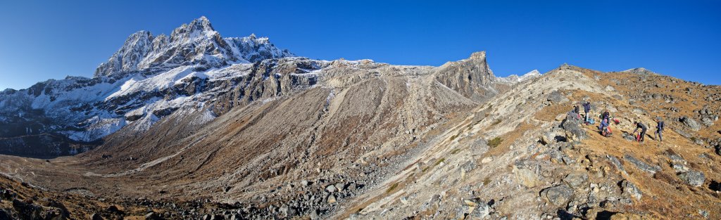 Im Aufstieg zum Renjo La (5430m) unterhalb des Pharilapche (6017m), Nepal, Oktober 2011.