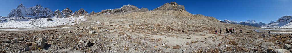 Aufstieg zum Renjo La (5430m) unterhalb des Pharilapche (6017m) mit Blick nach Osten auf Chakung, Cholo, Pumori, Changtse, Everest, Nuptse, Lhotse, Makalu und Arakam Tse, Nepal, Oktober 2011.