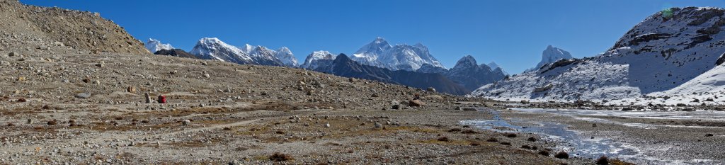 Aufstieg zum Renjo La (5430m) mit Blick nach Osten auf Chakung (7029m), Cholo (6089m), Pumori (7161m), Changtse (7543m), Everest (8848m), Nuptse (7861m), Lhotse (8516m), Makalu (8481m) und Arakam Tse (6423m), Nepal, Oktober 2011.