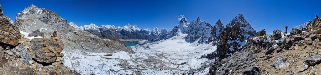 Blick vom Renjo La (5430m) nach Osten mit 3. Gokyo-See (Dudh Pokhari), Gyachung Kang, Chakung, Gokyo Peak, Cholo, Pumori, Changtse, Everest, Nuptse, Lhotse, Makalu, Arakam Tse, Cholatse und Pharilapche, Nepal, Oktober 2011.