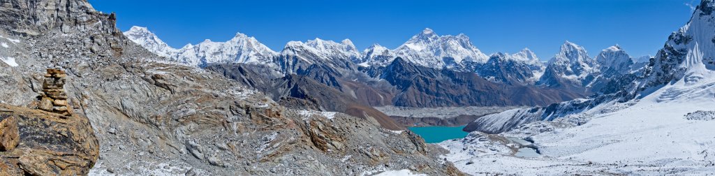Blick vom Renjo La (5430m) nach Osten mit 3. Gokyo-See (Dudh Pokhari, 4750m), Gyachung Kang (7952m), Chakung (7029m), Gokyo Peak (5360m), Cholo (6089m), Pumori (7161m), Changtse (7543m), Everest (8848m), Nuptse (7861m), Lhotse (8516m), Makalu (8481m), Arakam Tse (6423m), Cholatse (6335m) und Pharilapche (6017m), Nepal, Oktober 2011.
