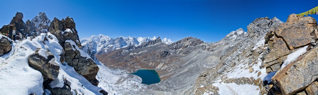 Blick vom Renjo La (5430m) nach Westen auf den See Angladumba Tsho, Bigphero Go Shar (6718m), Teng Ragi Tau (6938m), Pamalka (6344m), Raungsiyar (6224m), Singkorab (5902m), Drangnag Ri (6801m), Dragkya Chulung (5657m), Drag Korob (6705m) und Henjola (5925m), Nepal, Oktober 2011.
