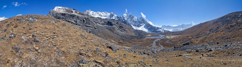 Im Abstieg vom Renjo La (5430m) unterhalb des Sees Angladumba Tsho mit Blick auf die Westseite von Pharilapche und Machhermo Peak sowie den Relama Tsho (4970m), Nepal, Oktober 2011.