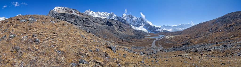 Im Abstieg vom Renjo La (5430m) unterhalb des Sees Angladumba Tsho mit Blick auf die Westseite von Pharilapche und Machhermo Peak sowie den Relama Tsho (4970m), Nepal, Oktober 2011.