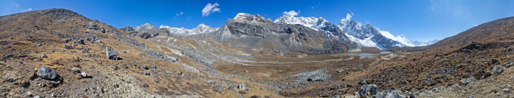 360-Grad-Panorama über die Ausläufer des Pharilapche, Machhermo Peak und Kyajo Ri über dem Relama Tsho im Abstieg vom Renjo La, Nepal, Oktober 2011.