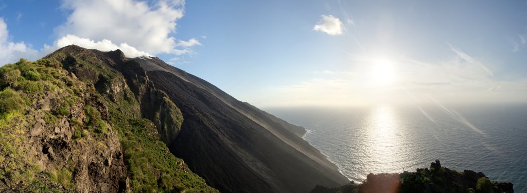 Vulkankrater des Stromboli (924m) vom Beobachtungspunkt an der Sciara del FuocoStromboli, Eolische Inseln, Italien, April 2012