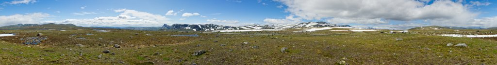 360-Grad-Panorama auf der Fahrt über die Valdresflya von Bygdin nach Gjendesheim, im Süden steht das Bitihorn (1608m), Norwegen, Juli 2012.