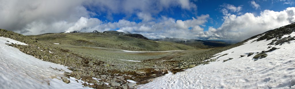 Panorama im Abstieg vom Veslesmeden (2015m) ins Rondhalsen-Tal auf dem Rückweg zur Rondvassbu, Rondane, Norwegen, Juli 2012.