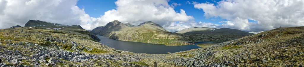 Die Rondvassbu (1173m) am Rondvatnet im Abendlicht bei der Rückkehr von der Besteigung des Veslesmeden (2015m). 
     Über der Rondvassbu erheben sich die Rondane-Berge Vinjeronden (2044m), Rondslottet (2178m) und der Storronden (2138m). Rondane, Norwegen, Juli 2012.