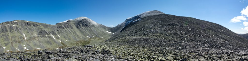 Rondholet-Tal zwischen Vinjeronden (2044m) und Rondslottet (2178m) links sowie dem Storronden (2138m) auf der rechten Seite, Rondane, Norwegen, Juli 2012.