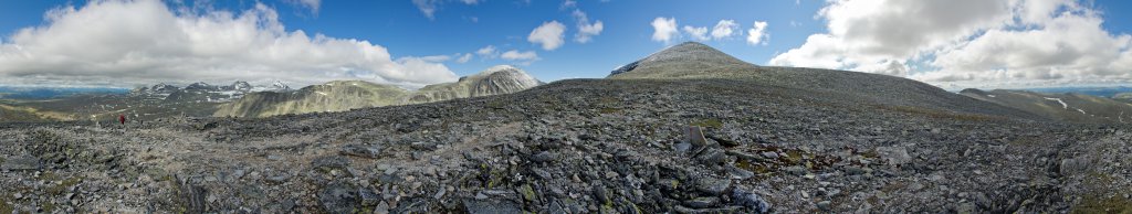 360-Grad-Panorama über die Berge der Rondane im Aufstieg auf den Storronden (2138m) mit den Gipfeln des Veslesmeden (2015m), 
  Vinjeronden (2044m) und Rondslottet (2178m) in der Nachbarschaft, Rondane, Norwegen, Juli 2012.