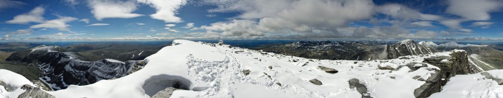 360-Grad-Gipfelpanorama auf dem schneebedeckten Storronden (2138m) mit Blick auf den Vinjeronden (2044m) und Rondslottet (2178m), Rondane, Norwegen, Juli 2012.