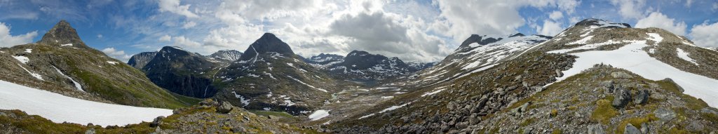 360-Grad-Panorama im Aufstieg von Trollstigen zum Bispevatnet (1002m) mit Blick auf Bispen, Trollkloerne und Trollveggen, Norwegen, Juli 2012.