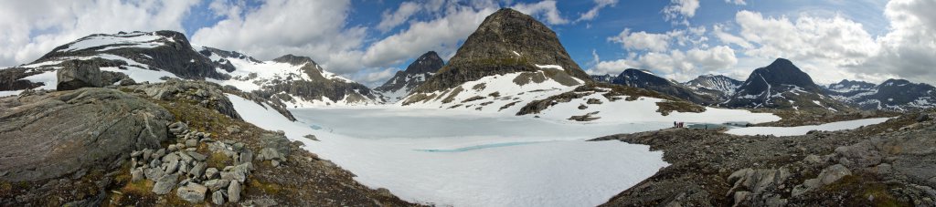 Zugefrorener Bispevatnet mit Kongen (1614m), Bispen (1462m) und Storgrovfjellet (1629m), Trollstigen, Norwegen, Juli 2012.