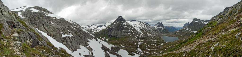 Am Skarfjellenden (1285m) mit Blick auf Ringshornet, Bispen und Trollstigen, Norwegen, Juli 2012.