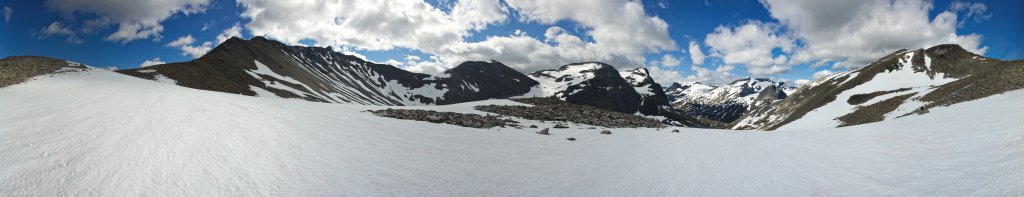 360-Grad-Panorama im Aufstieg zu den steilen Felswänden von Trollveggen, Trollstigen, Norwegen, Juli 2012.