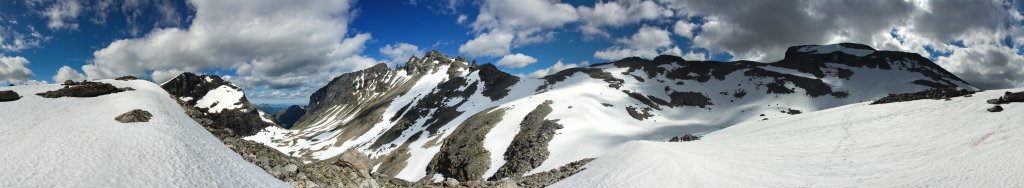 360-Grad-Panorama im Aufstieg kurz unterhalb der Scharte an den im Aufstieg zu Trollveggen zwischen Storgrovfjellet, Trolltindan und Breitinden, Norwegen, Juli 2012.