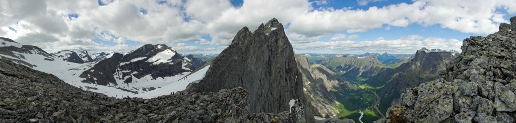 360-Grad-Panorama an Trollveggen - Die überhängende Steilwand des Trolltindan ins Romsdalen, Norwegen, Juli 2012.