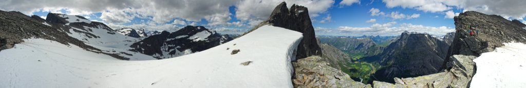 360-Grad-Panorama am Rand von Trollveggen mehr als 1000m über dem Romsdalen, Norwegen, Juli 2012.