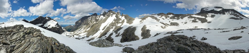 360-Grad-Panorama mit Storgrovfjellet (1629m), Trollklörne, Trolltindan (1701m), Trollveggen-Scharte und Breitindan (1797m), Norwegen, Juli 2012.