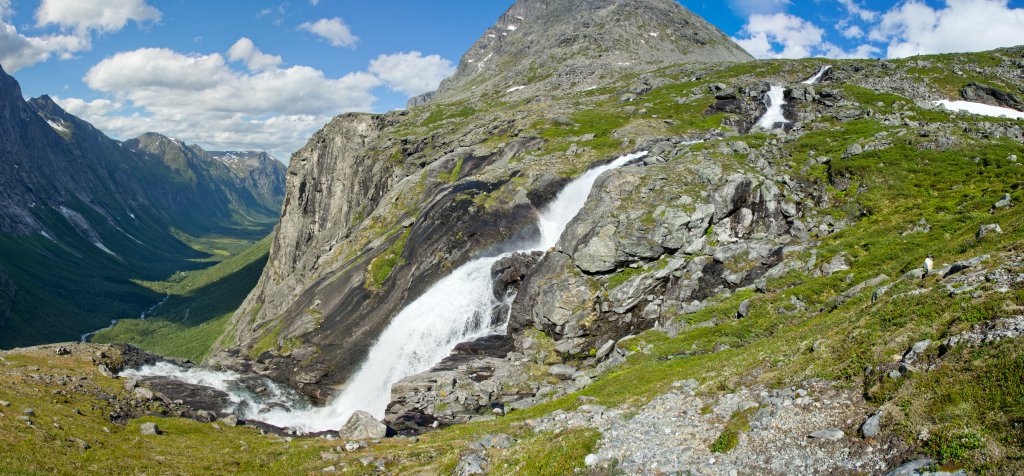 Wasserfall auf der Ostseite von Trollstigen, Norwegen, Juli 2012.