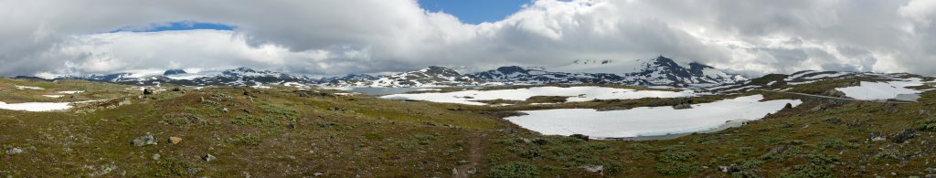 Prestesteinsvatnet am annähernd höchsten Punkt auf dem Sognefjellsvegen von Lom nach Gaupne - im Süden die Berge von Jotunheimen, Norwegen, Juli 2012.