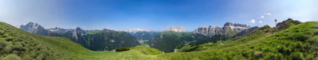 Blick von der Bergstation der Belvedere-Seilbahn ins Fassa-Tal sowie auf Marmolada, Rosengarten, Lang- und Plattkofel und den mächtigen Gebirgsstock der Sella, Dolomiten, Juli 2013.