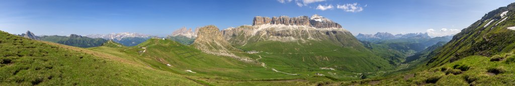 Auf dem Weg vom Rifugio Fredarola (2395m) auf den Col del Cuc (2563m) eröffnet sich ein weiter Blick auf Rosengarten, Lang- und Plattkofel, den Sellastock mit dem Piz Boe (3152m) über dem Passo Pordoi (2239m), den Gebirgsstock der Fanes mit dem Heiligkreuzkofel (2907m) und den Conturines-Spitzen sowie ganz im Osten dem Gebirgsstock der drei Tofanen mit der markanten Tofana di Rozes (3225m), Dolomiten, Juli 2013.