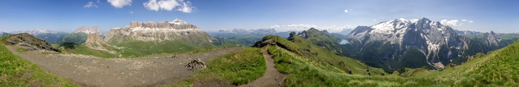 360-Grad-Panorama am Gipfel des Col del Cuc (2563m) - einer kleinen Erhebung im Gratweg des Bindelwegs - mit grosser Rundumsicht vom Rosengarten, Lang- und Plattkofel, Sella mit der Pyramide des Piz Boe (3152m), Fanes und Tofanen, dem Grat des Bindelwegs, dem Fedaia-Stausee bis hin zum massiven Gebirgsstock der Marmolada (3343m) mit Picol Vernel (3098m) und Grand Vernel (3210m), Dolomiten, Juli 2013.