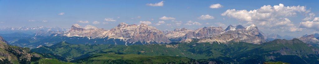 Panorama von Fanes und Tofanen vom Gipfel des Sas Ciapel (2557m) am Bindelweg - Heiligkreuzkofel (2907m), Zehnerspitze (3026m), Neuner (2968m), Conturines-Spitzen sowie die Tofana di Dentro, Tofana di Mezzo und Tofana di Rozes, Dolomiten, Juli 2013.