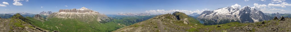 360-Grad-Panorama am Gipfel des Sas Ciapel (2557m) mit grandioser Rundumsicht auf Col del Cuc (2563m), den Rosengarten, Lang- und Plattkofel, die Sella mit dem Piz Boe (3152m), Fanes und Tofanen, dem Gipfel des Sas Ciapel, der Civetta, dem Fedaia-Stausee und dem massiven Gebirgsstock der Marmolada (3343m) mit Picol Vernel (3098m) und Grand Vernel (3210m), Dolomiten, Juli 2013.