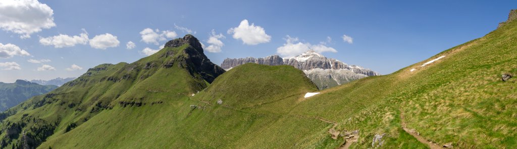 Blick vom Bindelweg auf den Sas Ciapel (2557m) und die Sella mit dem Piz Boe (3152m), Dolomiten, Juli 2013.