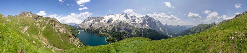 Blick vom Bindelweg auf den Fedaia-Stausee und die Marmolada (3343m) mit Picol Vernel (3098m) und Grand Vernel (3210m), Dolomiten, Juli 2013.