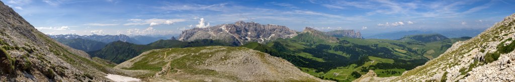 Im Aufstieg auf den Plattkofel (2956m) mit Blick auf die Seiseralm, den Schlern (2563m), die Gruppe der Rosszähne mit Grossem Rosszahn (2653m) und Roterdspitze (2655m), den Rosengarten mit dem massigen Kesselkogel (3002m) und das Latemar, Dolomiten, Juli 2013.